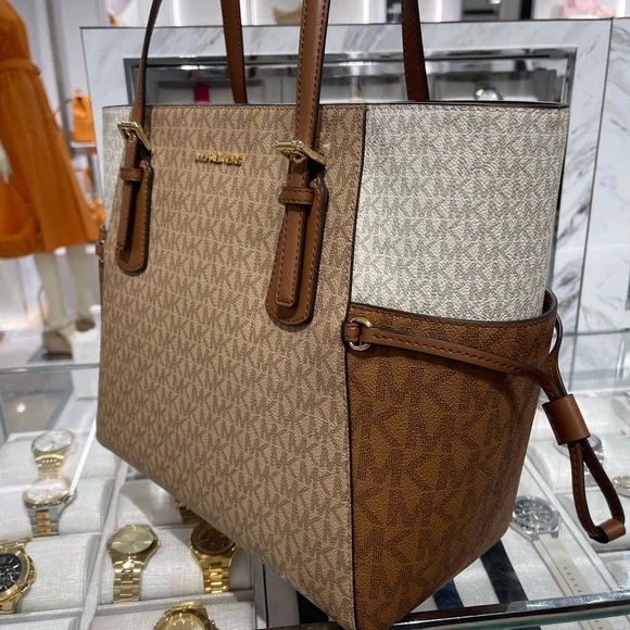 Michael Kors Voyager Lg Color-Block Signatur Logo Top Zip EW Shoulder Tote
Camel - Picture 16 of 16